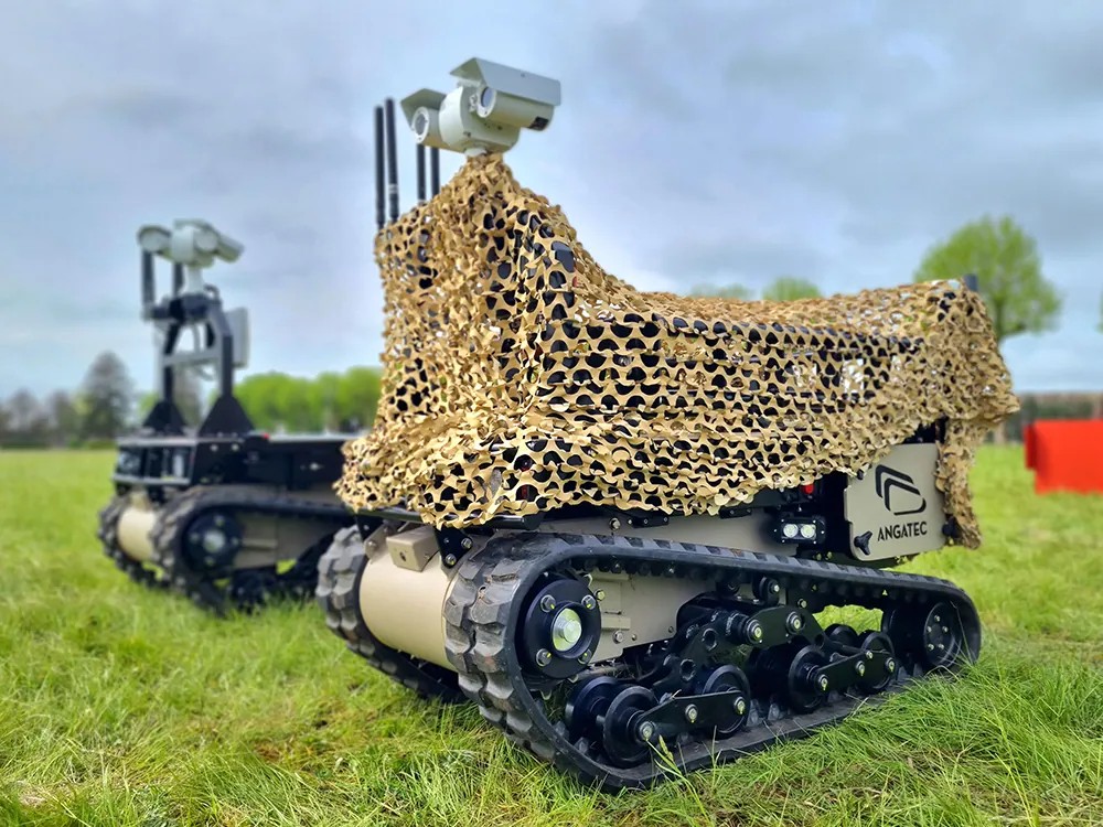 Le TEC800 transportant un bloc de béton sanglé sur son plateau lors d'un test de charge utile