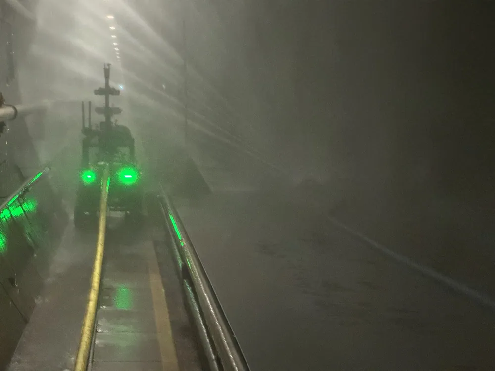 Le TEC800 progresse dans un tunnel saturé de fumée lors d'un exercice Eurotunnel