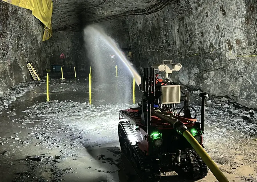 Le TEC800 projette de l'eau dans une galerie de mine souterraine