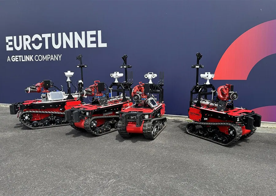 Le TEC800 devant la fresque des 30 ans d'Eurotunnel