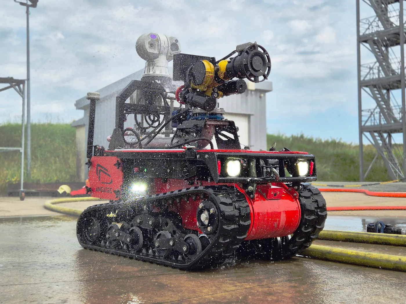 Le robot pompier TEC800 équipé de son canon à eau et de sa tourelle caméras, en essais sur terrain accidenté